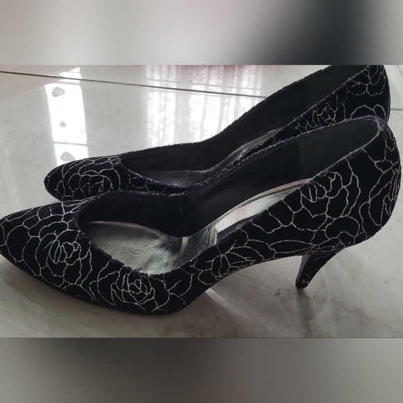 Gorgeous silver and black pumps! - Picture 2 of 7